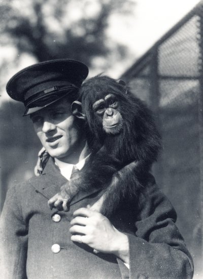 Il guardiano F. Shelly con lo scimpanzé Johnnie o Marco allo zoo di Londra da Frederick William Bond